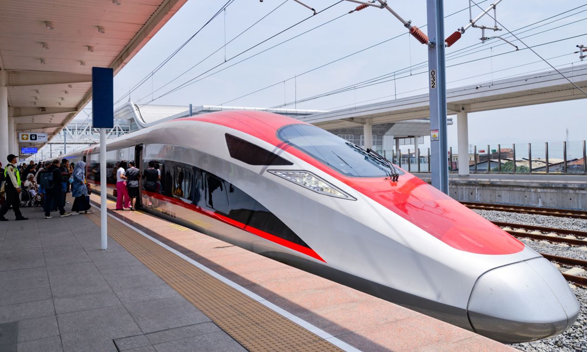 On October 17, 2024, a high-speed train stops at the Padalarang Station of the Jakarta-Bandung High-Speed Railway in Indonesia. Photo: Xinhua