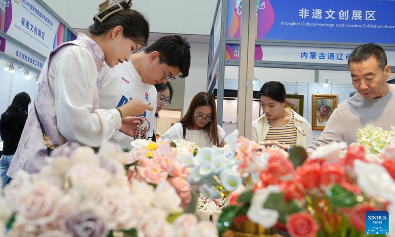 Visitors select products during the 2024 China Jingdezhen International Ceramic Expo in Jingdezhen, east China's Jiangxi Province, Oct. 18, 2024. (Photo: Xinhua)