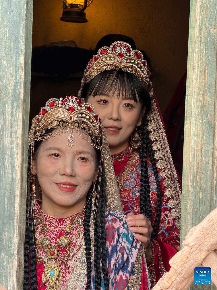 This photo taken by Gao Jack Qunyao, an attendee of the sixth World Media Summit, shows tourists posing for photos in Kashgar, northwest China's Xinjiang Uygur Autonomous Region, Oct. 16, 2024. (Photo: Xinhua)