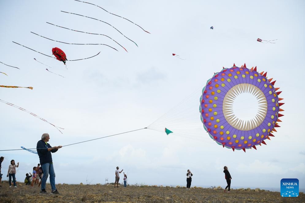 People fly kites during the 7th edition of Gozo International Kite and Wind Festival in the village of Gharb on the island of Gozo, Malta, on Oct. 19, 2024.

The two-day event kicked off here on Saturday. (Photo: Xinhua)