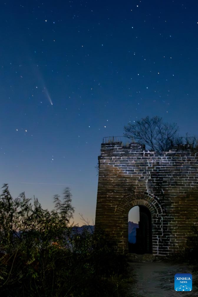 The comet C/2023 A3 (Tsuchinshan-ATLAS) is seen in the sky above the Panlongshan section of the Great Wall in Beijing, capital of China, Oct. 19, 2024. (Photo: Xinhua)