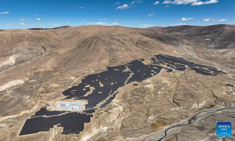 An aerial drone photo shows the Sa'gya 300 MW power station in Sa'gya County of Xigaze City, southwest China's Xizang Autonomous Region, Oct. 17, 2024. The Sa'gya 300 MW power station integrating wind power, solar power and power storage, has entered the final debugging process and is expected to be connected to the grid by the end of this month. (Photo: Xinhua)