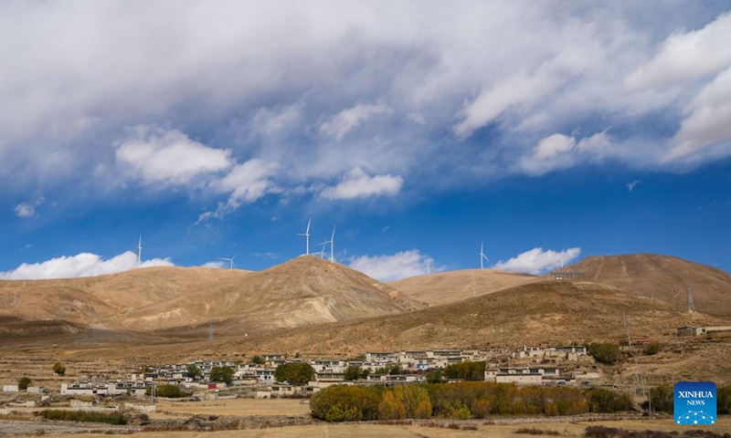 This photo shows wind turbines in Sa'gya County of Xigaze City, southwest China's Xizang Autonomous Region, Oct. 17, 2024. The Sa'gya 300 MW power station integrating wind power, solar power and power storage, has entered the final debugging process and is expected to be connected to the grid by the end of this month. (Photo: Xinhua)