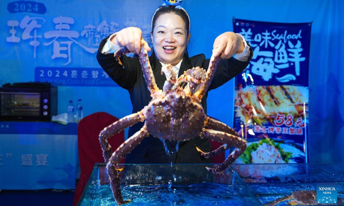 A saler showcases a king crab in Hunchun, northeast China's Jilin Province, Sept. 19, 2024. Hunchun City of northeast China's Jilin Province has a nickname capital of king crabs among netizens. Every day, trucks fully loaded with fresh seafood imports enter the city via a land checkpoint bordering Russia. The Russian king crab, also known as the Kamchatka crab, is the star product.
(Photo: Xinhua)