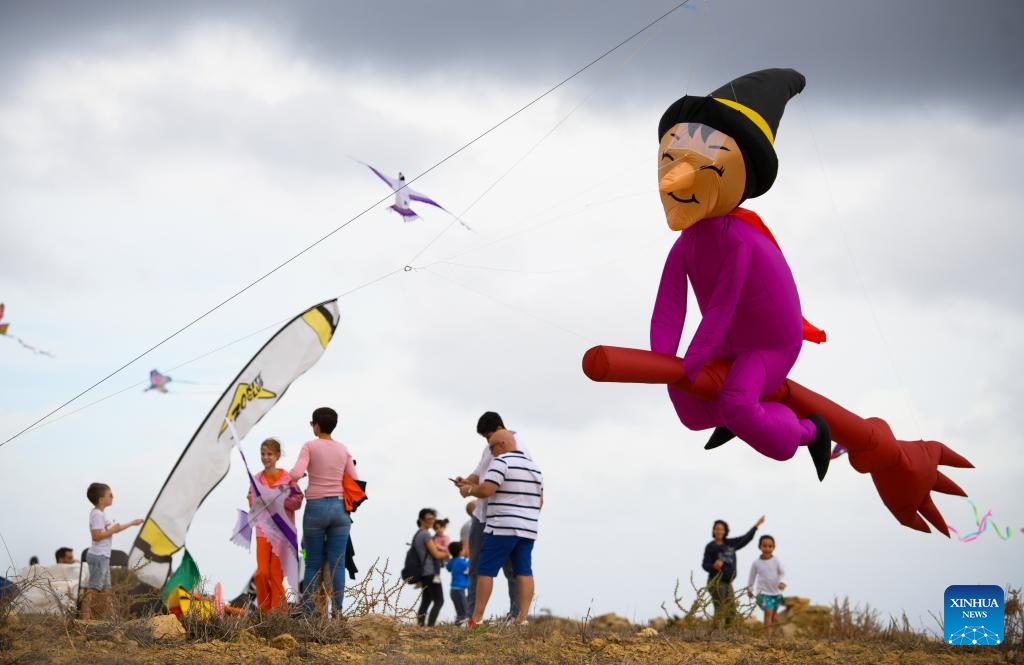 People fly kites during the 7th edition of Gozo International Kite and Wind Festival in the village of Gharb on the island of Gozo, Malta, on Oct. 19, 2024.

The two-day event kicked off here on Saturday. (Photo: Xinhua)