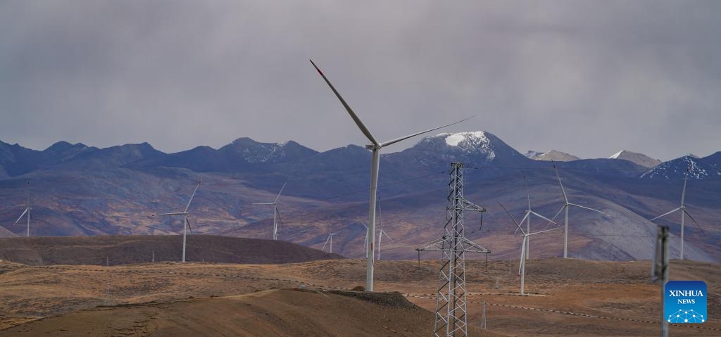 This photo shows wind turbines in Sa'gya County of Xigaze City, southwest China's Xizang Autonomous Region, Oct. 17, 2024. The Sa'gya 300 MW power station integrating wind power, solar power and power storage, has entered the final debugging process and is expected to be connected to the grid by the end of this month. (Photo: Xinhua)