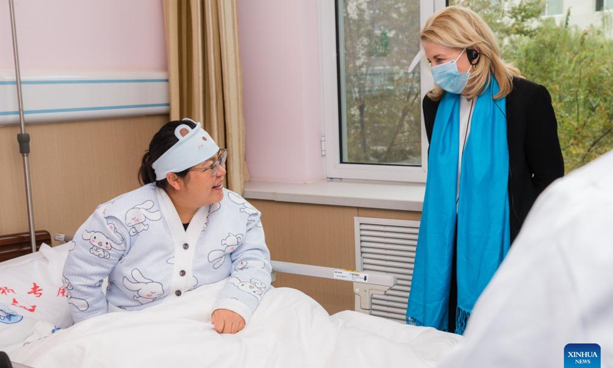 United Nations Children's Fund (UNICEF) executive director Catherine Russell talks with a young mom who benefits from the early essential newborn care at the people's hospital of Yongning County in Yinchuan, northwest China's Ningxia Hui Autonomous Region, Oct. 16, 2024. (Xinhua)