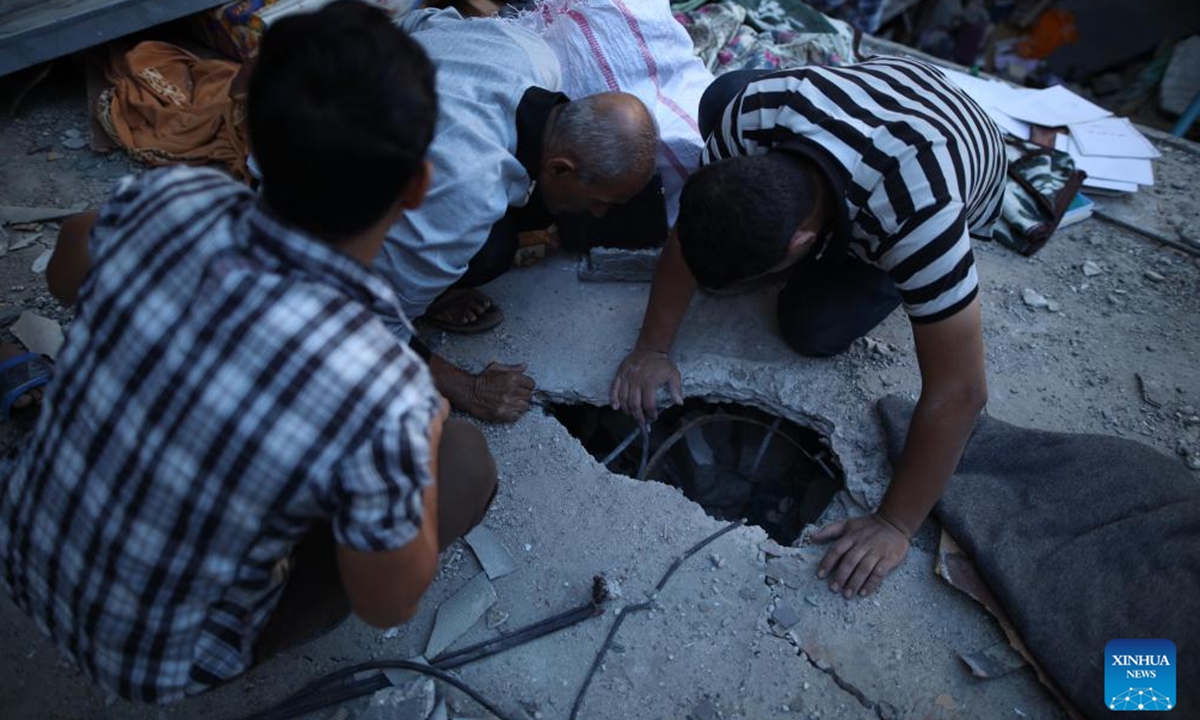 Palestinians search for survivors in the rubble after Israeli attacks in the Al-Maghazi refugee camp in central Gaza Strip, Oct. 19, 2024.

The Palestinian death toll from ongoing Israeli attacks in the Gaza Strip has risen to 42,519, Gaza-based health authorities said in a statement on Saturday. (Photo: Xinhua)