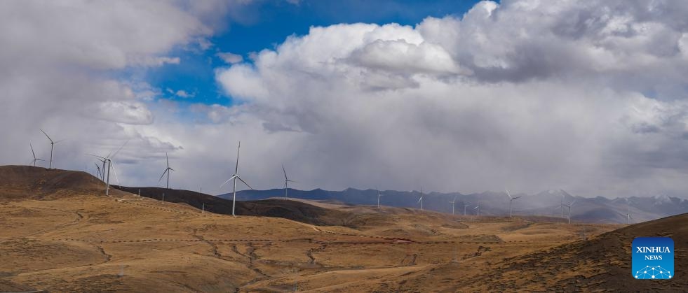 This photo shows wind turbines in Sa'gya County of Xigaze City, southwest China's Xizang Autonomous Region, Oct. 17, 2024. The Sa'gya 300 MW power station integrating wind power, solar power and power storage, has entered the final debugging process and is expected to be connected to the grid by the end of this month. (Photo: Xinhua)