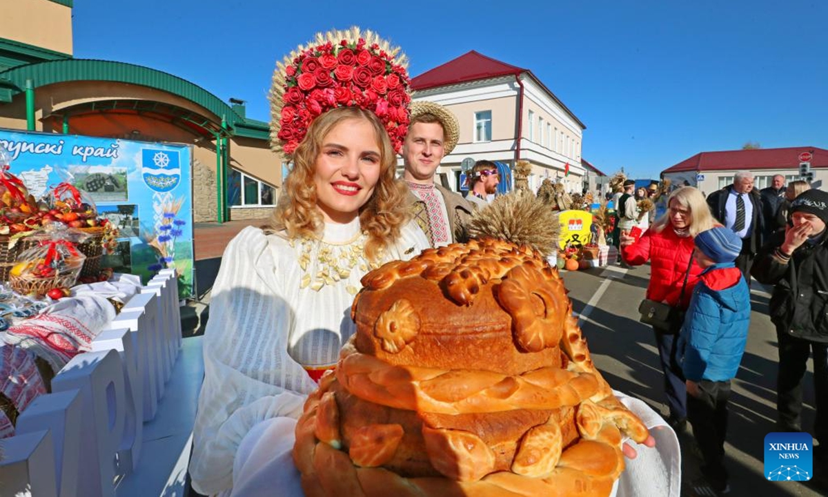 Actors in ethnic costumes pose for photos at a harvest festival in Volozhin, Belarus, Oct. 19, 2024. (Photo: Xinhua)