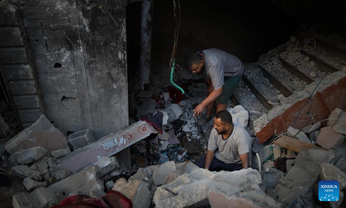 Palestinians search for survivors in the rubble after Israeli attacks in the Al-Maghazi refugee camp in central Gaza Strip, Oct. 19, 2024.

The Palestinian death toll from ongoing Israeli attacks in the Gaza Strip has risen to 42,519, Gaza-based health authorities said in a statement on Saturday. (Photo: Xinhua)