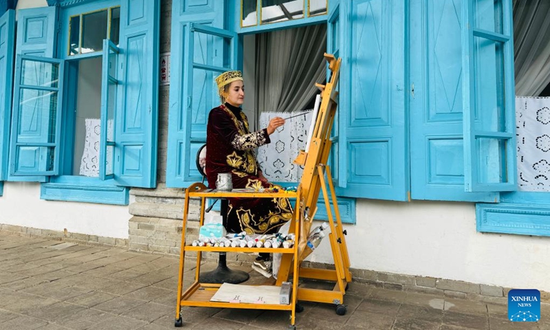 This photo taken by Chu Cong Tuyen, an attendee of the sixth World Media Summit, shows an artist painting in Yining City, northwest China's Xinjiang Uygur Autonomous Region, Oct. 15, 2024. (Photo: Xinhua)