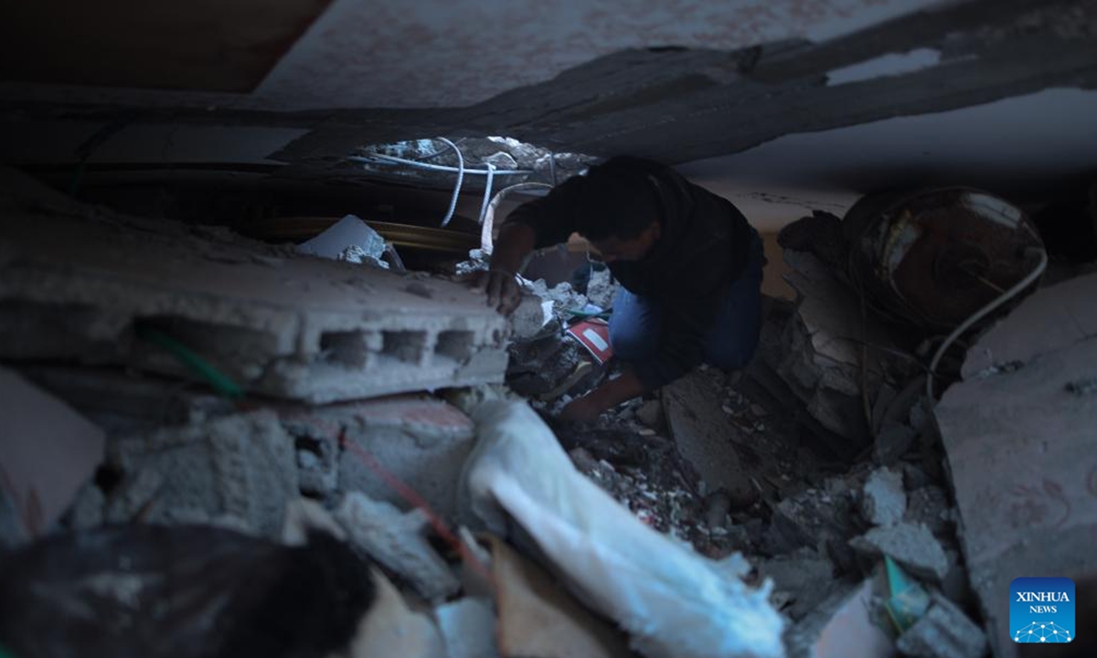 Palestinians search for survivors in the rubble after Israeli attacks in the Al-Maghazi refugee camp in central Gaza Strip, Oct. 19, 2024.

The Palestinian death toll from ongoing Israeli attacks in the Gaza Strip has risen to 42,519, Gaza-based health authorities said in a statement on Saturday. (Photo: Xinhua)