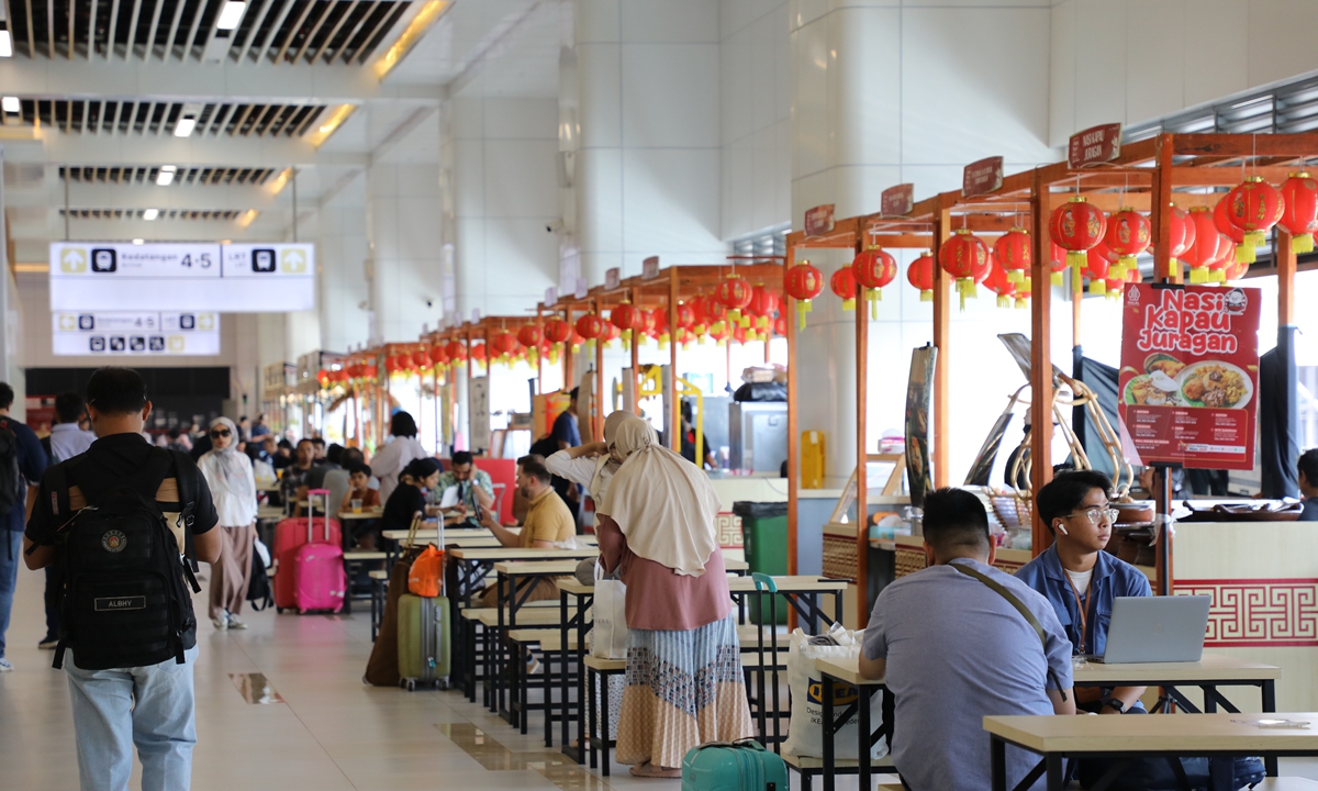 Travelers rest and dine in the fast food area at Halim Station in Jakarta, Indonesia, in August 2024. Photo: Cao Shiyun/GT