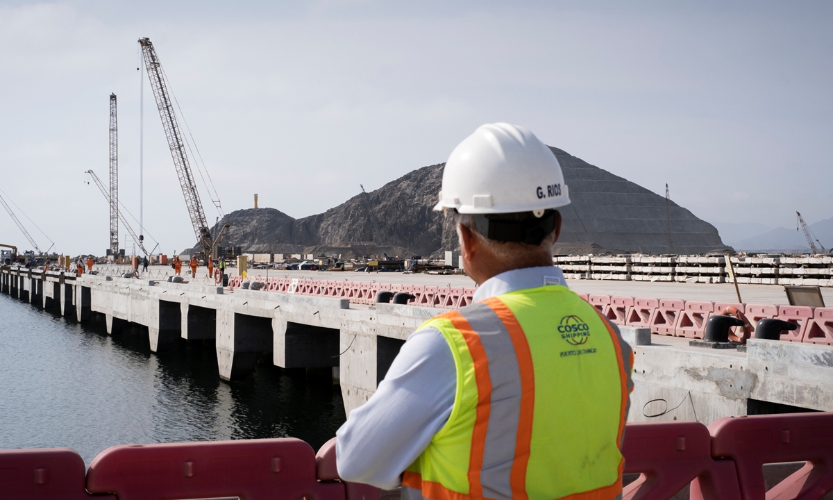 Un membre du personnel se tient sur le chantier de construction du port de Chancay à Chancay, au Pérou, le 5 mars 2024. Crédit photo : VCG