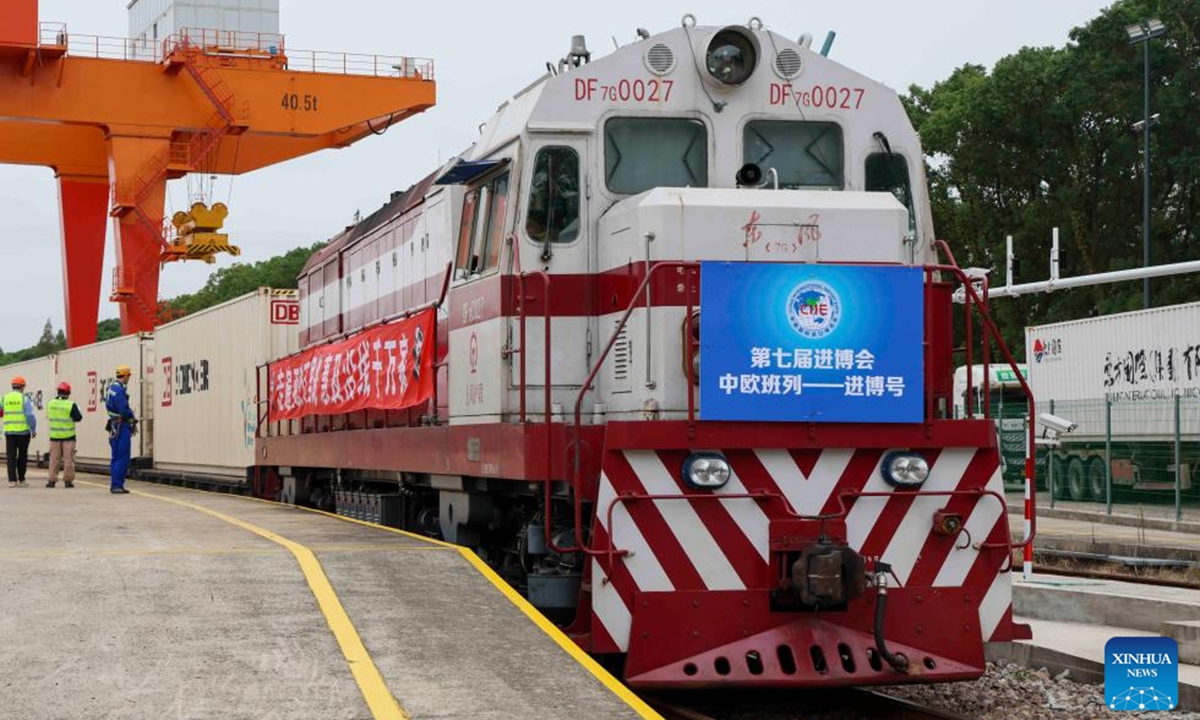 This year's first Jinbo China-Europe freight train arrives at the Minhang Station in Shanghai, east China, Oct. 20, 2024.
The first Jinbo China-Europe freight train carrying exhibits for the 7th China International Import Expo (CIIE) arrived at the Minhang Station in Shanghai on Sunday, marking the fourth consecutive year that CIIE exhibition products have been transported to Shanghai via the China-Europe freight train service.(Xinhua/Wang Xiang)