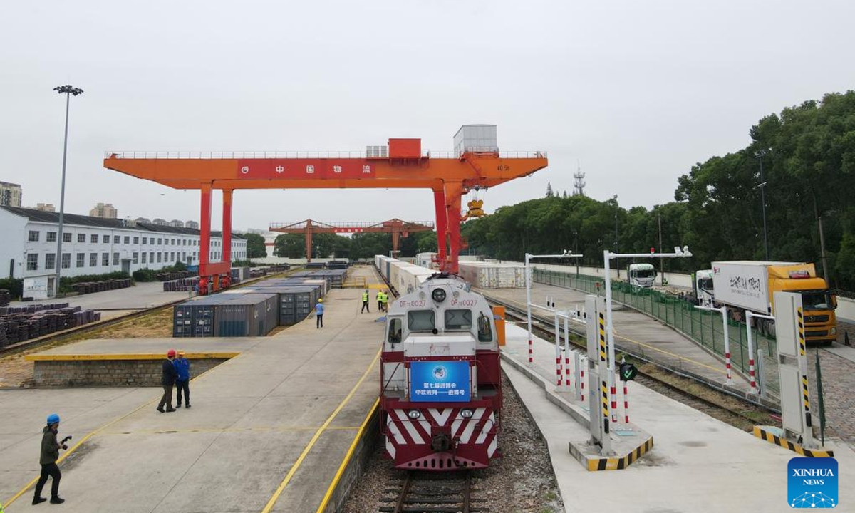 An aerial drone photo shows this year's first Jinbo China-Europe freight train pulling in the Minhang Station in Shanghai, east China, Oct. 20, 2024.

The first Jinbo China-Europe freight train carrying exhibits for the 7th China International Import Expo (CIIE) arrived at the Minhang Station in Shanghai on Sunday, marking the fourth consecutive year that CIIE exhibition products have been transported to Shanghai via the China-Europe freight train service. (Photo: Xinhua)