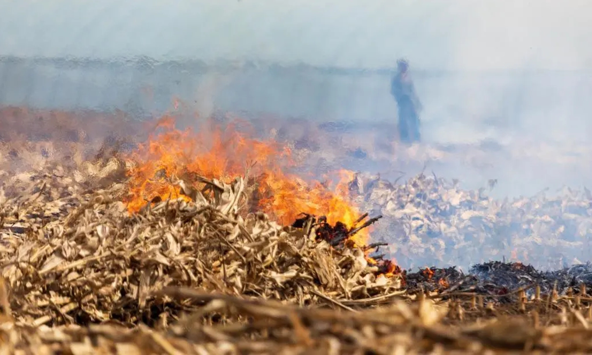 Straw burning in rural China. Photo from web