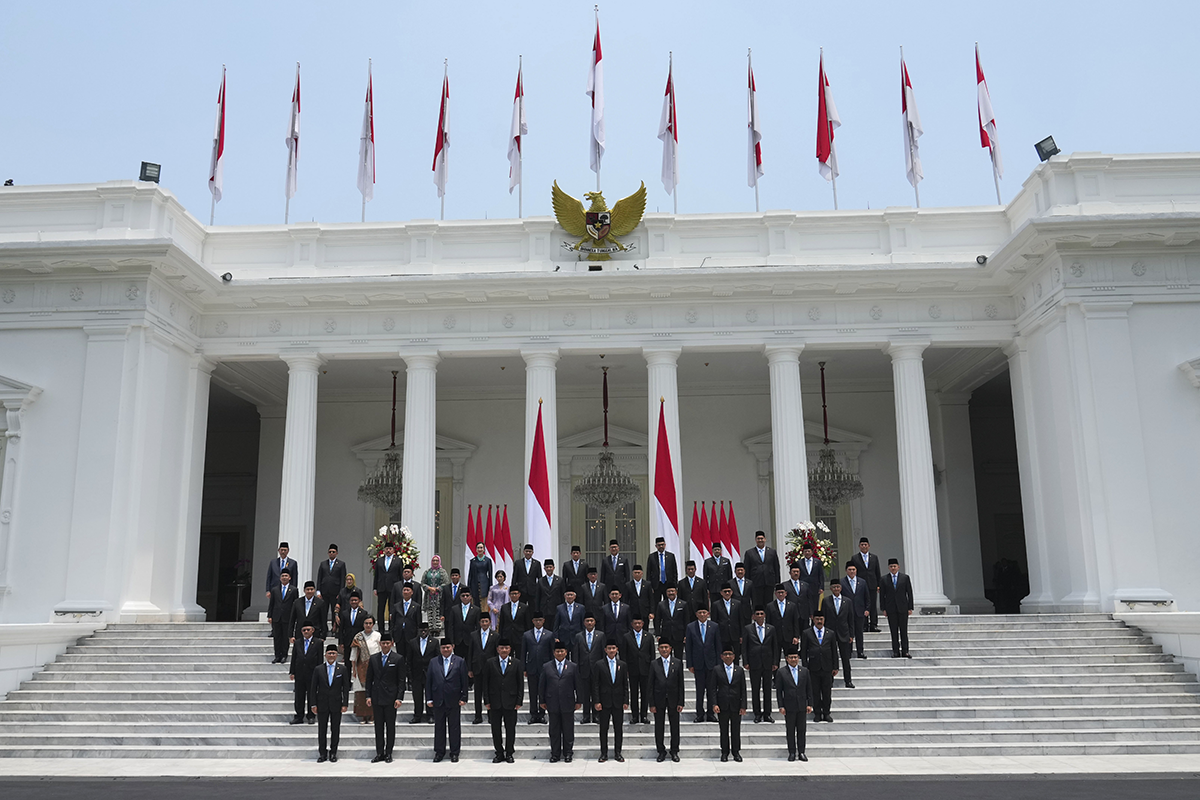 Indonesian President Prabowo Subianto (center) and Vice President Gibran Rakabuming Raka, (fourth from right), pose for a group photo with newly-appointed cabinet ministers after their swearing-in ceremony at Merdeka Palace in Jakarta, Indonesia on October 21, 2024. Photo: VCG