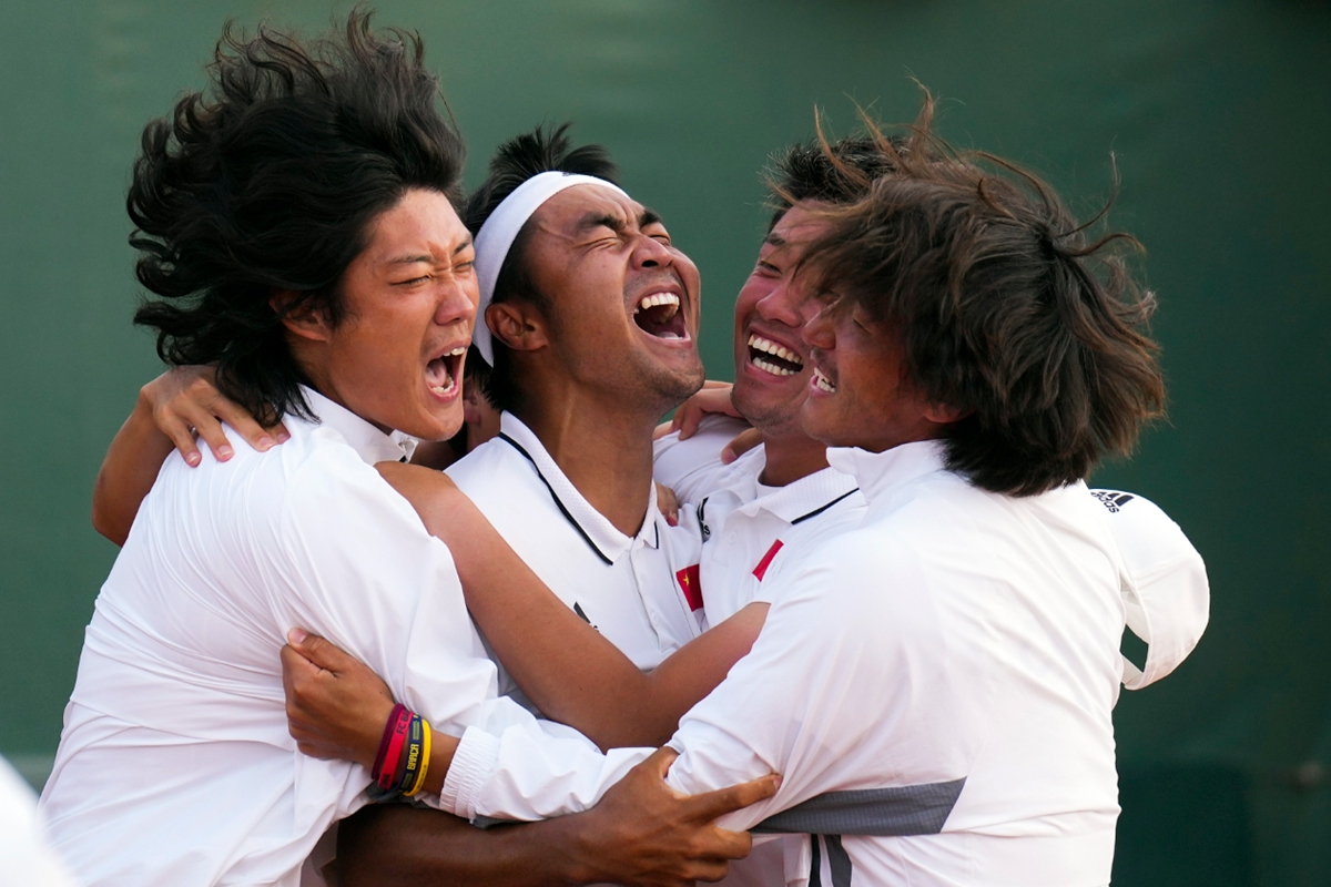 (From left) Zhang Zhizhen, Te Rigele, Wu Yibing and Bu Yunchaokete celebrate after winning the Davis Cup World Group II tennis match against Uruguay in Montevideo, Uruguay, on September 17, 2022. Photo: VCG