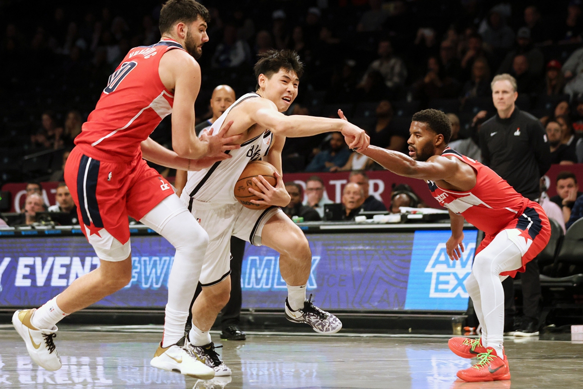 Brooklyn Nets forward Cui Yongxi is defended by Washington Wizards' Tristan Vukcevic, left, and Jared Butler in the second half during a preseason NBA basketball game, Monday, Oct. 14, 2024, in New York. Photo: VCG