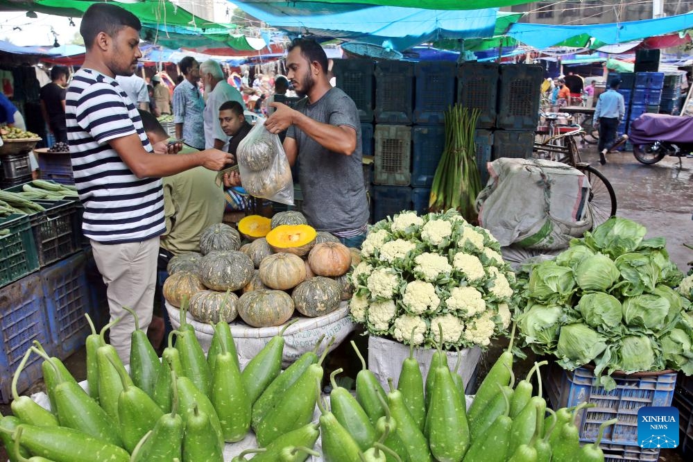 A man buys vegetables at a fruit and vegetable market in Dhaka, Bangladesh, Oct. 19, 2024. (Photo: Xinhua)