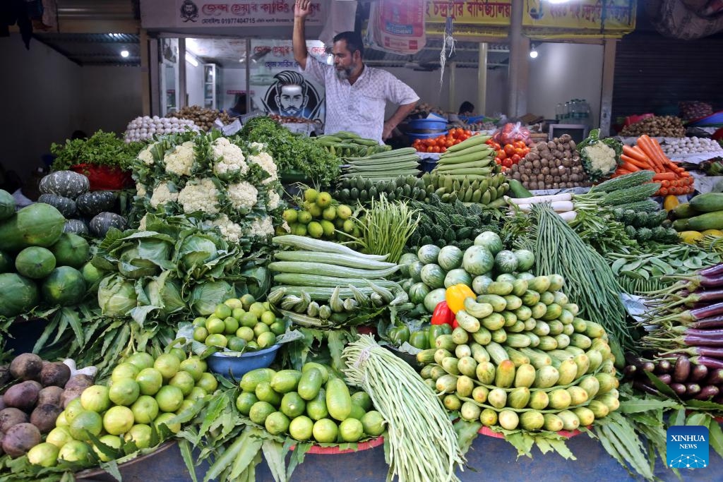 This photo shows a view at a fruit and vegetable market in Dhaka, Bangladesh, Oct. 19, 2024. (Photo: Xinhua)