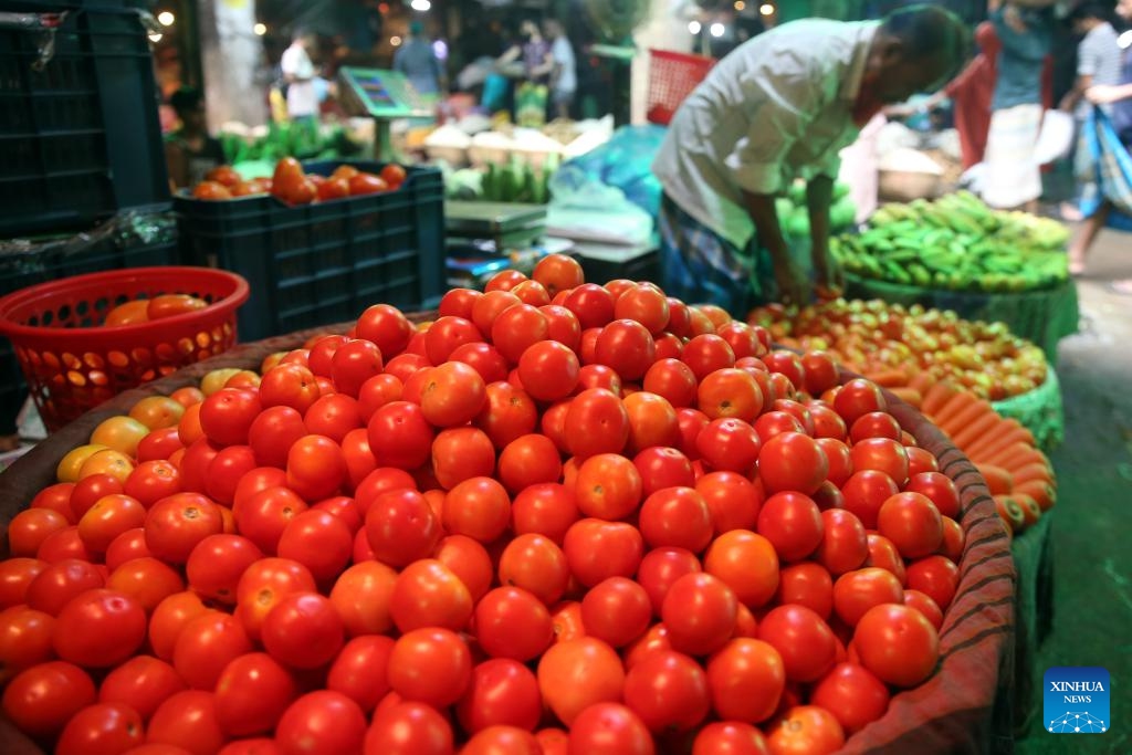 This photo shows a view at a fruit and vegetable market in Dhaka, Bangladesh, Oct. 19, 2024. (Photo: Xinhua)