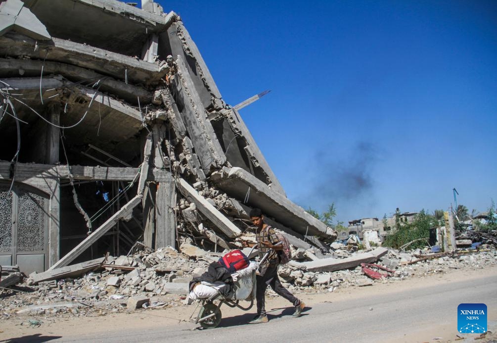 A boy fleeing from the northern Gaza Strip town of Beit Lahia is seen on a street in Gaza City, on Oct. 22, 2024. Seven Palestinians were killed in an Israeli airstrike on a school sheltering displaced people in Beit Lahia, northern Gaza Strip, according to Palestinian sources on Tuesday. (Photo: Xinhua)