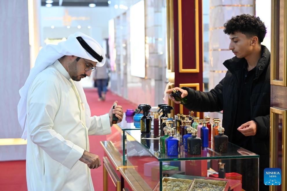 A man tries a perfume at the Perfumes and Cosmetics Exhibition in Hawalli Governorate, Kuwait, on Oct. 22, 2024. With the participation of more than 400 companies from Kuwait, Saudi Arabia, Oman, Bahrain, Qatar, and the Emirates, the exhibition kicked off here on Tuesday and will run until Nov. 2. (Photo: Xinhua)