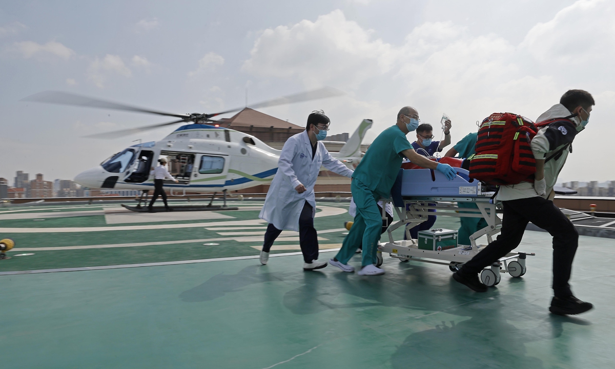 An AW119 medical rescue helicopter lands on the eastern division of Shanghai Renji Hospital, allowing medical staff to receive a 