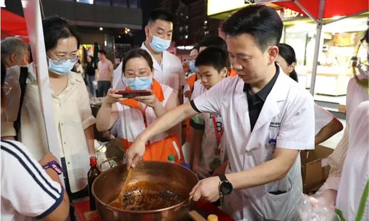 A night market featuring a TCM doctor in South China's Guangdong Province. Photo: Guangzhou Daily