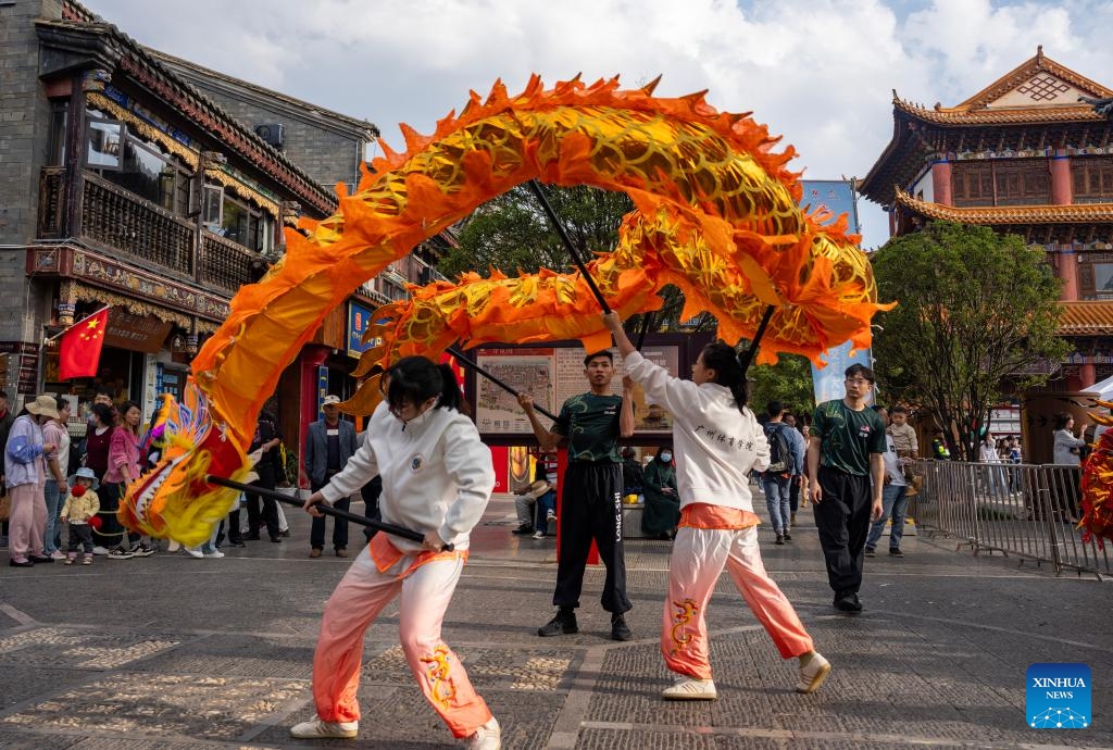 Members of Malaysia Johor Loong & Lion Dance Sport Association and members of Guangzhou Sport University Loong and Lion Dance team participate in the festival, in Kunming, capital of southwest China's Yunnan Province, on Oct. 19, 2024. (Photo: Xinhua)