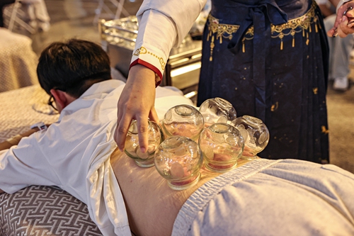 A person experiences cupping therapy at an event promoting TCM in Shenyang, Northeast China's Liaoning Province, on September 8, 2024. Photo: VCG 