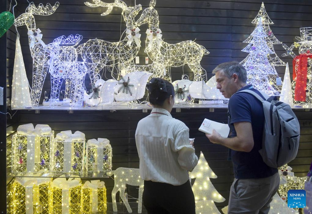 A buyer selects goods at the 136th China Import and Export Fair in Guangzhou, south China's Guangdong Province, Oct. 23, 2024. The second phase of the 136th China Import and Export Fair, popularly known as the Canton Fair, opened in Guangzhou on Wednesday focusing on displaying products such as household goods, gifts, decorations, building materials and furniture. (Photo: Xinhua)