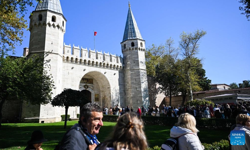 Turistler 23 Ekim 2024'te İstanbul'daki Topkapı Sarayı Müzesi'ni ziyaret ediyor. Topkapı Sarayı, 15. yüzyıldan 19. yüzyıla kadar Osmanlı İmparatorluğu'nun sarayıydı. 1924 yılında saray Topkapı Sarayı Müzesi'ne dönüştürüldü. Müze artık Çin porselenleri de dahil olmak üzere birçok hazineye ev sahipliği yapıyor. (Fotoğraf: Xinhua)