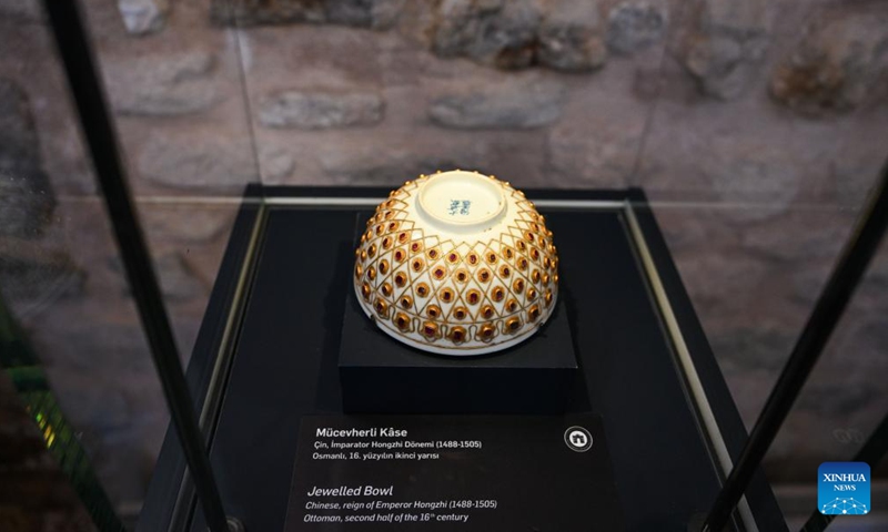 A Chinese porcelain bowl is displayed at the Topkapi Palace Museum in Istanbul, Türkiye, Oct. 23, 2024. The Topkapi Palace was the palace of the Ottoman Empire from the 15th to the 19th century. In 1924, the palace was converted into the Topkapi Palace Museum. The museum now houses many treasures, including porcelain from China. (Photo: Xinhua)