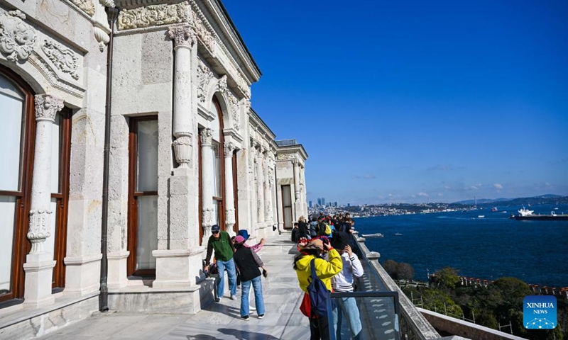 Turistler 23 Ekim 2024'te İstanbul'daki Topkapı Sarayı Müzesi'ni ziyaret ediyor. Topkapı Sarayı, 15. yüzyıldan 19. yüzyıla kadar Osmanlı İmparatorluğu'nun sarayıydı. 1924 yılında saray Topkapı Sarayı Müzesi'ne dönüştürüldü. Müze artık Çin porselenleri de dahil olmak üzere birçok hazineye ev sahipliği yapıyor. (Fotoğraf: Xinhua)