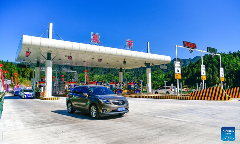 Vehicles pass a toll gate of the Jianhe-Liping expressway in Aoshi, southwest China's Guizhou Province, Oct. 25, 2024. (Photo: Xinhua)