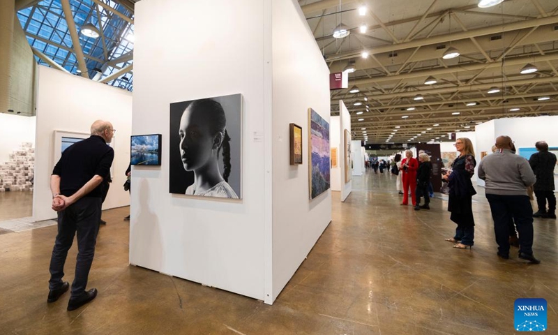 People visit the Art Toronto 2024 in Toronto, Canada, on Oct. 25, 2024.

Running from Oct. 24 to 27, this year's Art Toronto hosts over 100 national and international galleries, installations, project spaces, etc. (Photo: Xinhua)