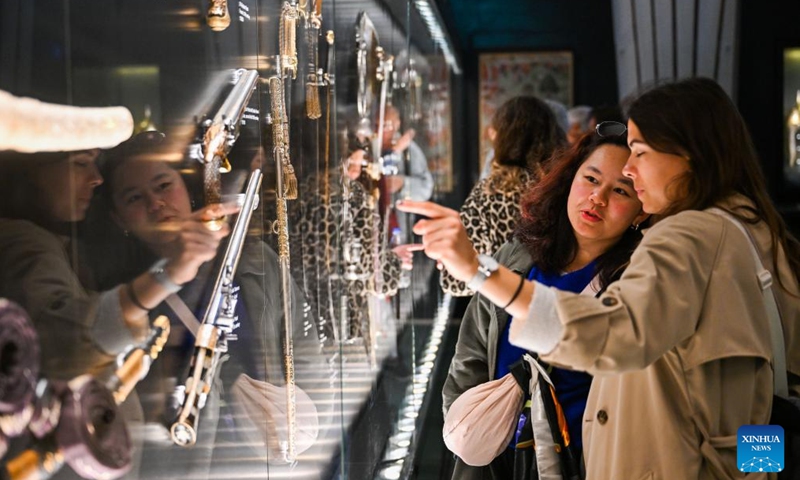 Turistler 23 Ekim 2024'te İstanbul'daki Topkapı Sarayı Müzesi'ni ziyaret ediyor. Topkapı Sarayı, 15. yüzyıldan 19. yüzyıla kadar Osmanlı İmparatorluğu'nun sarayıydı. 1924 yılında saray Topkapı Sarayı Müzesi'ne dönüştürüldü. Müze artık Çin porselenleri de dahil olmak üzere birçok hazineye ev sahipliği yapıyor. (Fotoğraf: Xinhua)