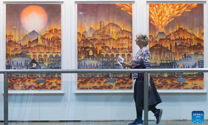 A visitor walks past an artwork during the Art Toronto 2024 in Toronto, Canada, on Oct. 25, 2024.

Running from Oct. 24 to 27, this year's Art Toronto hosts over 100 national and international galleries, installations, project spaces, etc.(Photo: Xinhua)