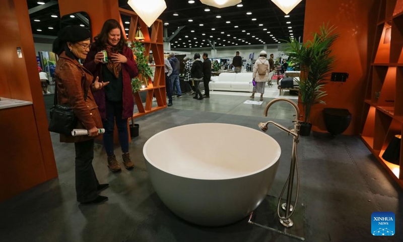 Visitors view a bathtub during Vancouver Fall Home Show 2024 at the Vancouver Convention Centre in Vancouver, British Columbia, Canada, Oct. 24, 2024. The four-day event kicked off on Thursday, featuring over 300 exhibitors showcasing their latest products and services. (Photo: Xinhua)