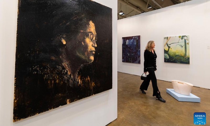 A woman visits the Art Toronto 2024 in Toronto, Canada, on Oct. 25, 2024.

Running from Oct. 24 to 27, this year's Art Toronto hosts over 100 national and international galleries, installations, project spaces, etc. (Photo: Xinhua)