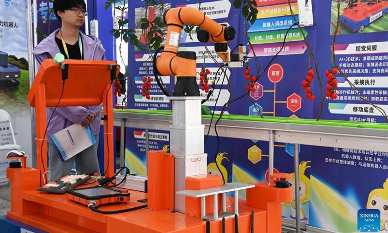 An automatic picking robot is displayed at the 31st China Yangling Agricultural Hi-tech Fair in Yangling, northwest China's Shaanxi Province, Oct. 25, 2024. Featuring innovations in agricultural high-tech achievements, the 31st China Yangling Agricultural Hi-tech Fair kicked off here on Friday. The fair will last until Oct. 29. (Photo: Xinhua)