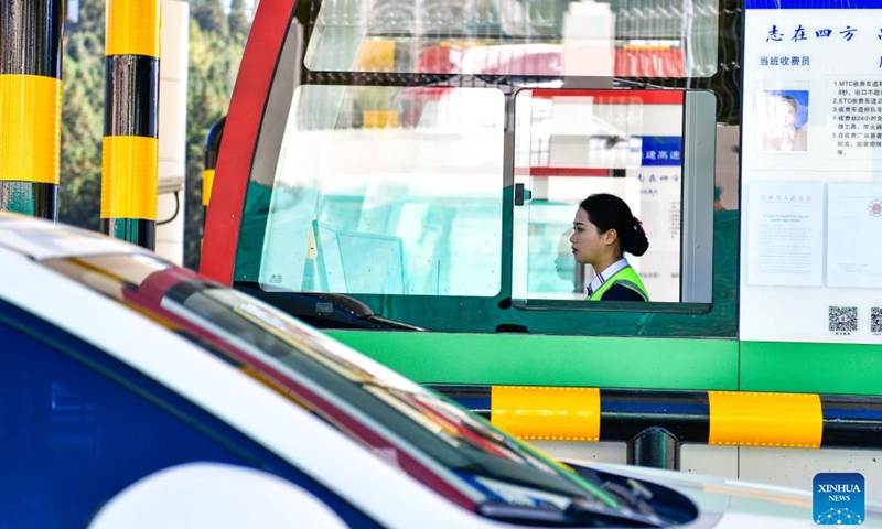 A staff member works at a toll gate of Jianhe-Liping highway in Aoshi, southwest China's Guizhou Province, Oct. 25, 2024. The Jianhe-Liping expressway was opened to traffic on Friday, shortening the travel time between Jianhe County and Liping County of Guizhou Province to about one hour. The main line of this expressway stretches 74.754 kilometers. (Photo: Xinhua)