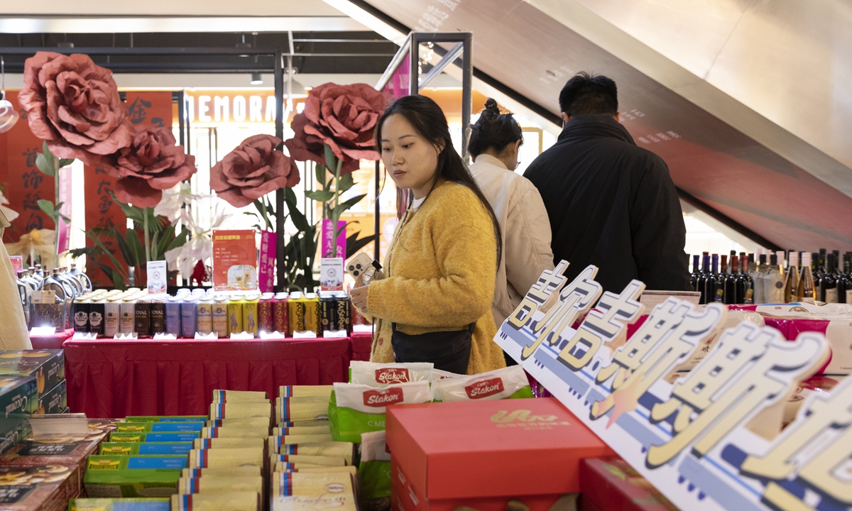 Visitors browse at goods from Central Asian countries at a newly opened exhibition center in Yinchuan, the regional capital of Northwest China's Ningxia Hui Autonomous Region, on October 26, 2024. Photo: cnsphoto