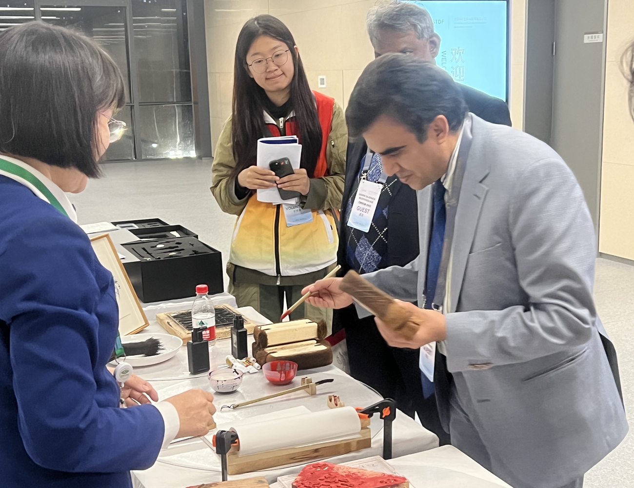 A foreign guest experiences the woodblock watermark technique at the 2024 World Science and Technology Development Forum in Beijing.  Photos on this page: Courtesy of WSTDF