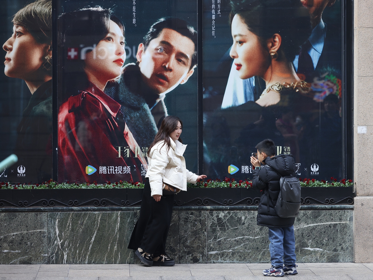 People take photos before posters of the popular TV series <em>Blossoms Shanghai</em> in Shanghai.   Photo: VCG