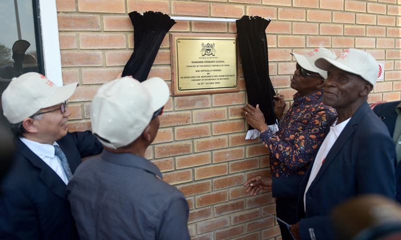 Botswanan President Mokgweetsi Masisi (2nd R) and China's ambassador to Botswana Fan Yong (1st L) unveil the plaque of the China-aided Ramaeba Primary School in Kazungula village of Kasane town, Botswana, Oct. 27, 2024.(Photo: Xinhua)